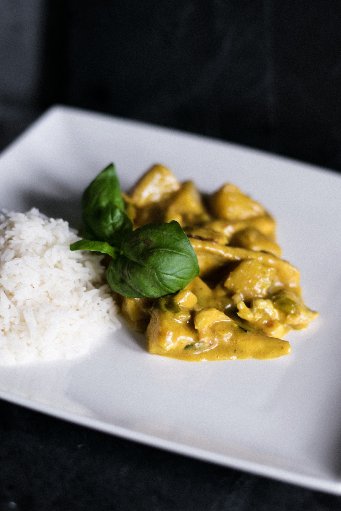 Hähnchen-Ananas-Curry mit Reis – Food For One Day